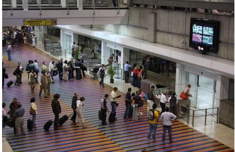 Continúan fallas en el aire acondicionado del aeropuerto.