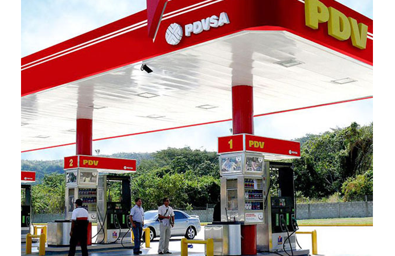 Maduro abre debate para ajustar precio de la gasolina