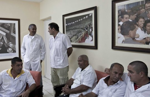 Médicos cubanos en el África Occidental