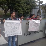 Estudiantes cierran paso a la UCV por protestas