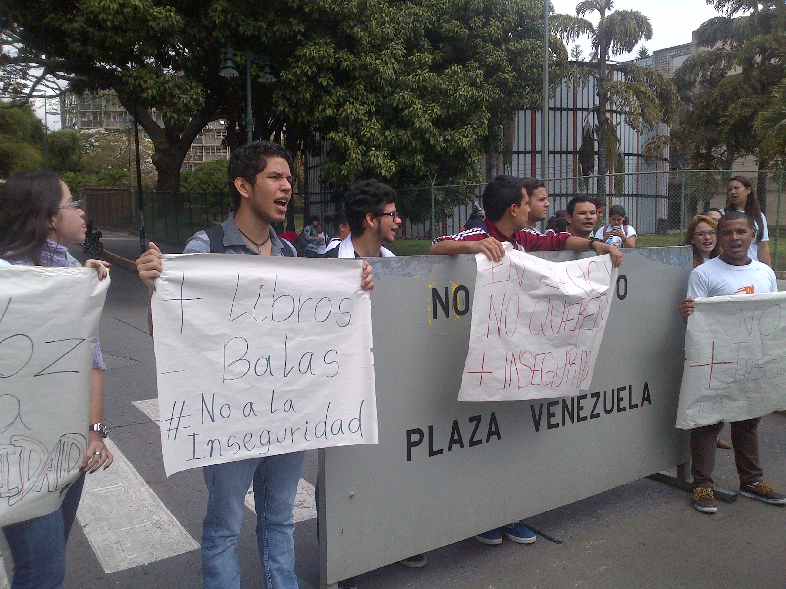 Estudiantes cierran paso a la UCV por protestas