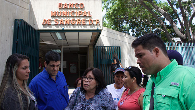 Pacientes con hemofilia a las puertas del Banco Municipal de Sangre