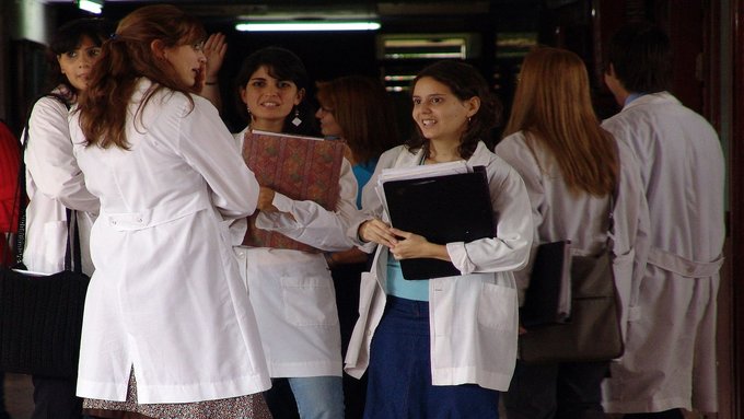 La cantidad de aspirantes a postgrados médicos ha bajado en los últimos 15 años