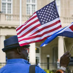 Cuba y EEUU abren embajadas tras 50 años