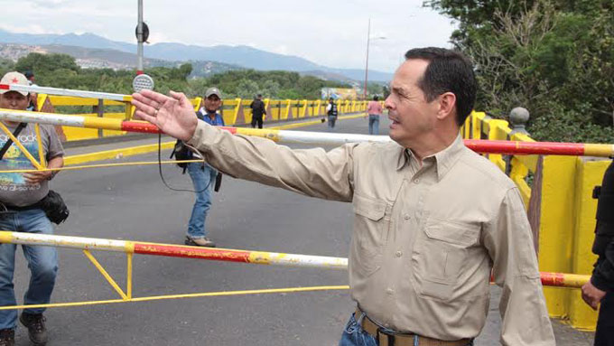 Gobernador de Táchira, José Gregorio Vielma Mora, en la frontera con Colombia