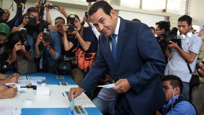 El humorista Jimmy Morales ganó primera vuelta de las elecciones presidenciales en Guatemala