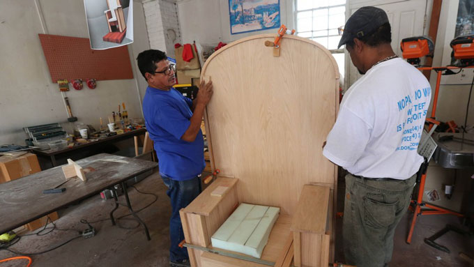 Jornaleros hispanos fabrican silla del Papa