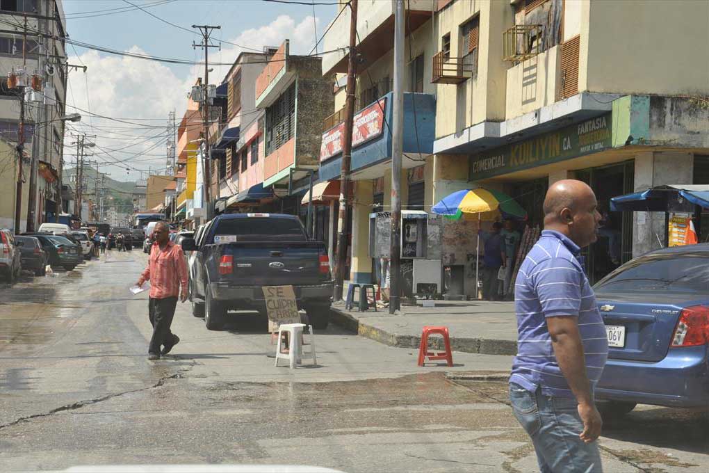 Parqueros de la calle ganan hasta 2 mil bolívares diarios
