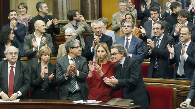 El presidente de la Generalitat en funciones, Artur Mas (d), junto a miembros de su gobierno y diputados de Junts pel Si, aplaude tras aprobarse en el Parlament de Cataluña la resolución conjunta de Junts pel Sí y la CUP