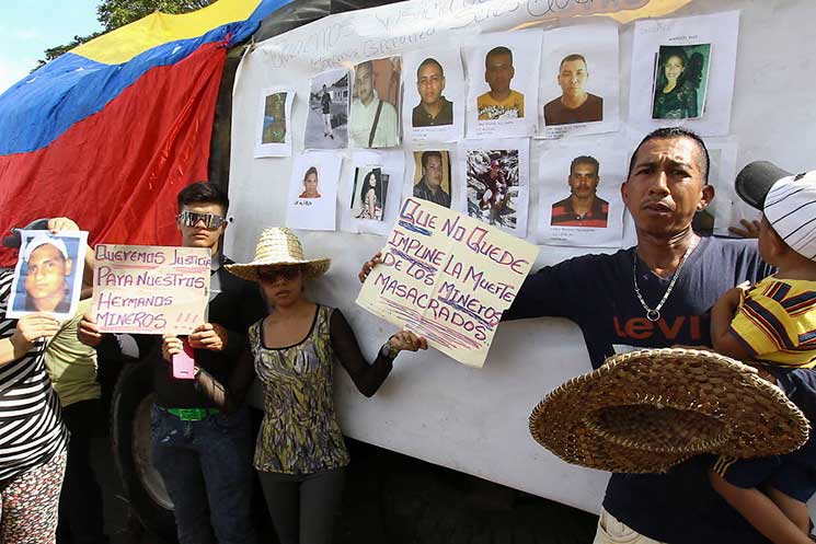 Familiares de mineros desaparecidos en Tumeremo