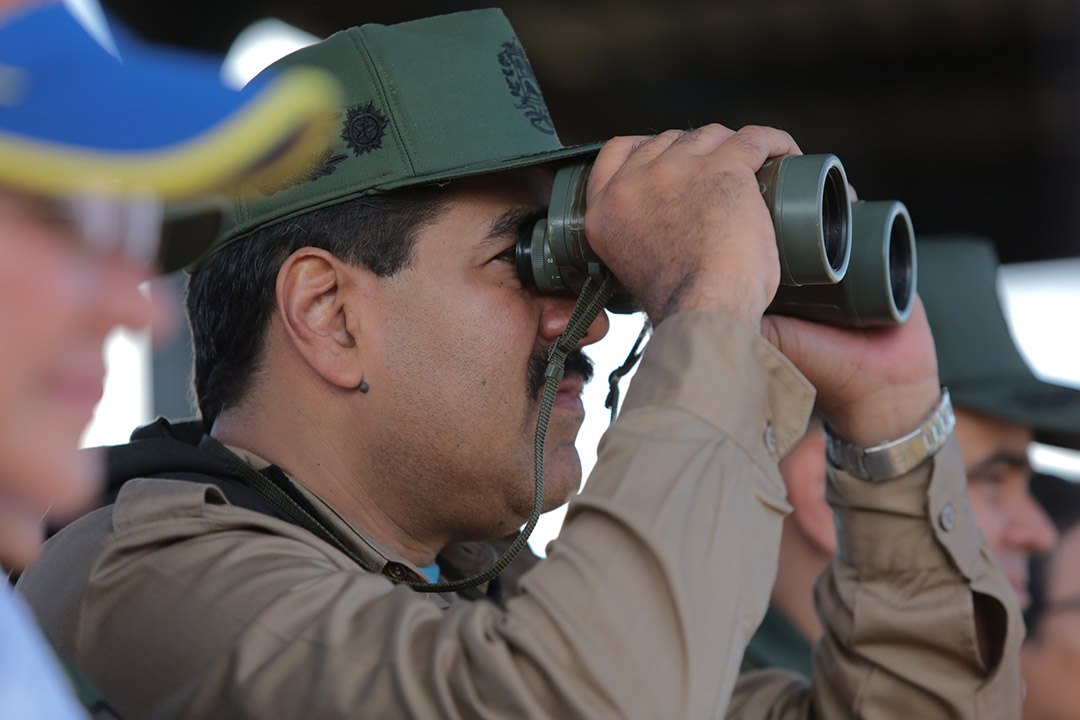 Maduro vestido de militar