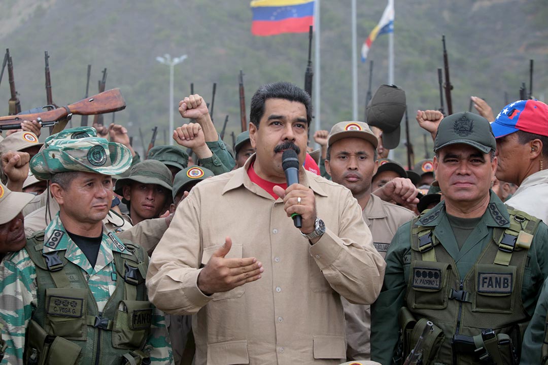 Maduro se “prepara para la paz” rodeado de armas