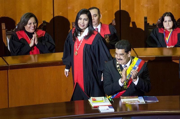 Maduro busca "protegerse" de la AN a través del TSJ