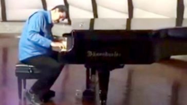Maduro toca piano