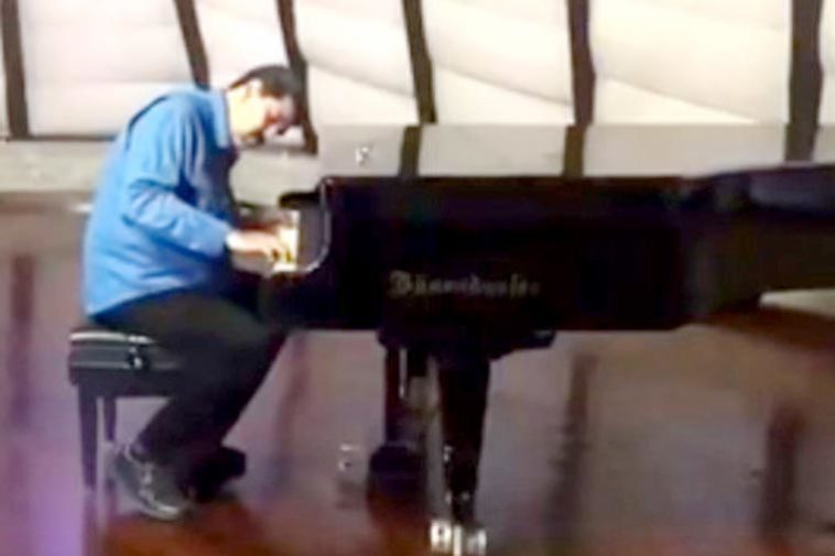 Maduro toca piano