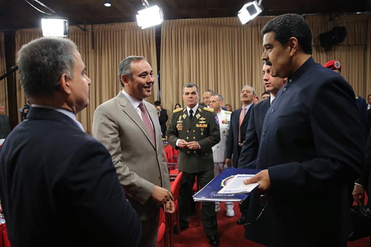 El Gobierno del presidente Nicolás Maduro está tirando el resto