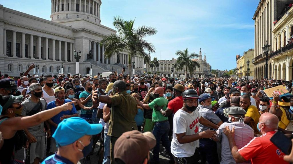 Protestas multitudinarias en Cuba La Razón
